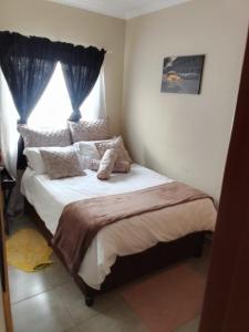 Un dormitorio con una cama grande con ventana. en Corporate or Contractors Beautiful Aerorand Apartment, en Middelburg