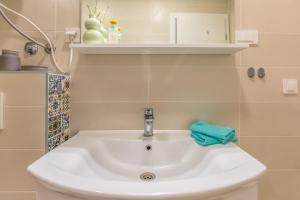 La salle de bains est pourvue d'un lavabo blanc. dans l'établissement Sole Mio, à Celina 8 autres photos