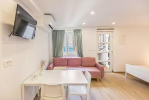 un salon avec un canapé et une table dans l'établissement Sole Mio, à Celina