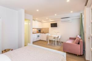 une chambre avec un lit et une cuisine avec une table dans l'établissement Sole Mio, à Celina