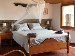 EstamariuにあるCasa Rural Cal Marquetの天蓋付きベッドのある寝室 +57枚の写真