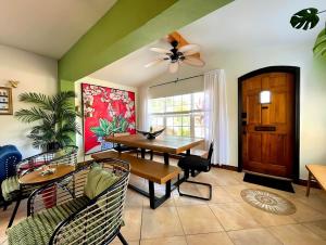 ein Esszimmer mit Tisch und Stühlen und einem Deckenventilator in der Unterkunft Fun Getaway: Hot Tub, Tiki Bar, Arcade Room in Hollywood
