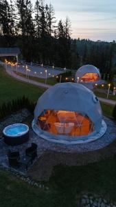 ein Pavillon mit Feuerstelle im Garten in der Unterkunft Mountain Glamp Zakopane - Jacuzzi - Widok na Góry in Zakopane