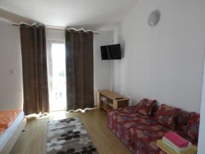 Televízia a/alebo spoločenská miestnosť v ubytovaní Judith Apartment