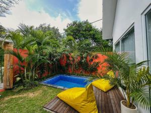 un patio trasero con piscina en una terraza de madera en 1BR Studio Villa Polly with Private Pool, en Buduk