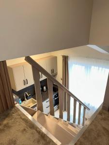 Una escalera que conduce a una cocina con ventana en First Line Apartment 2, en Balchik
