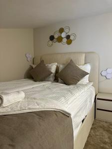 Un dormitorio con una cama grande con sábanas y almohadas blancas. en First Line Apartment 2, en Balchik