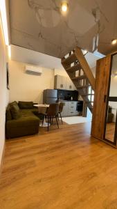 Una sala de estar con un sofá y suelo de madera. en First Line Apartment 2, en Balchik 12 fotos más