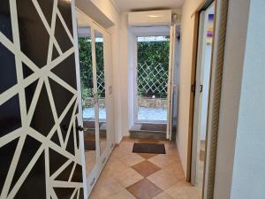 un corridoio con una porta che conduce a un cortile di Apartman Vladan a Kotor (Cattaro)