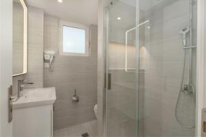 a bathroom with a shower and a toilet and a sink at Thea Apartment near the Agkali - Ayia Anna beach in Evia in Kría Vrísi +41 photos
