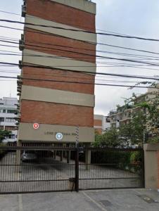 a tall building with a fence in front of it at Apê 3 Quartos Praia da Enseada - 2 qds da Praia in Guarujá
