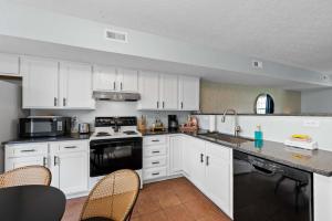 Kuchyň nebo kuchyňský kout v ubytování 2 BR 1 & half Bath Retreat, Sleeps 7, only 3 Miles to Ark!