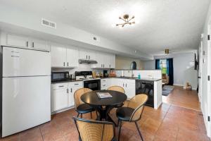 Kuchyň nebo kuchyňský kout v ubytování 2 BR 1 & half Bath Retreat, Sleeps 7, only 3 Miles to Ark! + 23 fotografií