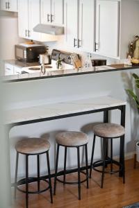 Kuchyň nebo kuchyňský kout v ubytování 2 BR 1 & half Bath Retreat, Sleeps 7, only 3 Miles to Ark!