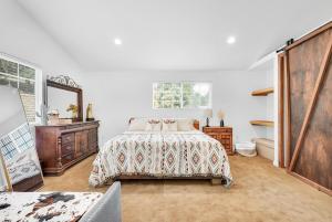 - une chambre avec un lit, une commode et des fenêtres dans l'établissement Scape to the Ranch - Relax, Work or Explore, à Castro Valley