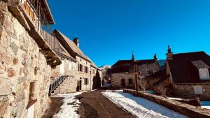 een steegje in een oude stad in de sneeuw bij Maison cosy avec sauna en montagne in Saint-Jacques-des-Blats