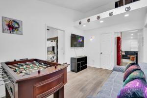 un salon avec une table de billard et un canapé dans l'établissement Scape to the Ranch - Relax, Work or Explore, à Castro Valley