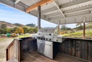 une cuisine extérieure avec un grill sur une terrasse dans l'établissement Scape to the Ranch - Relax, Work or Explore, à Castro Valley