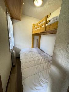 Un pat sau paturi într-o cameră la Résidence Pre De Guignan - APPARTEMENT 4 PERSONNES RESIDENCE PRE DE GUIGNAN MAE-8583