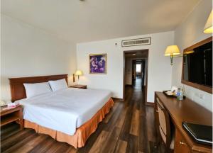 Postel nebo postele na pokoji v ubytování Hotel The Pacific Suites Near delhi internationl airport