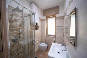 ein Badezimmer mit Dusche, Waschbecken und Toilette in der Unterkunft Casa Penelope Lucrino in Pozzuoli + 19 Fotos