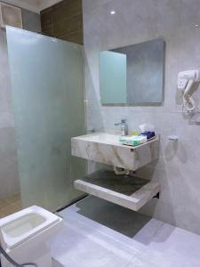 a bathroom with a sink and a toilet at استديو دخول ذاتي konya 3 in Jeddah +2 photos