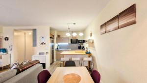 Kuchyň nebo kuchyňský kout v ubytování Résidence La Petite Ourse - Appartement rénové · Terrasse · centre station · vue pistes MAE-1931 + 10 fotografií