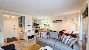 Kuchyň nebo kuchyňský kout v ubytování Résidence La Petite Ourse - Appartement rénové · Terrasse · centre station · vue pistes MAE-1931