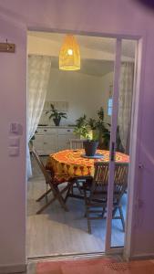 a dining room with a table and chairs in a kitchen at La Casa Luna in Le Vauclin