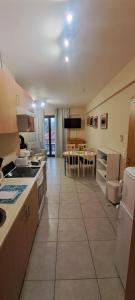 Кухня или мини-кухня в Thalassa Home
