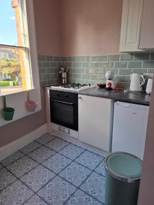 Kuchyň nebo kuchyňský kout v ubytování Quirky 1 bed maisonette