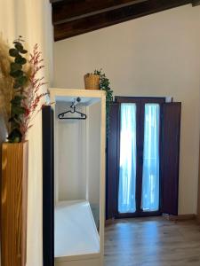 a room with a mirror and two windows at Casa Pepina in Pedroso