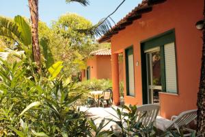 サン・ジョルジョにあるLe Palme Gardenのパティオ(椅子、テーブル付)が備わるオレンジハウスです。