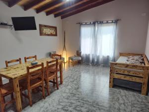 Μια τηλεόραση ή/και κέντρο ψυχαγωγίας στο Cabañas Alisha