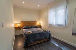 een slaapkamer met een bed met twee handdoeken erop bij Casa nueva en el Centro in Santander +19 foto's