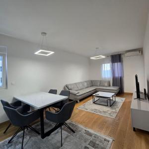 ポドゴリツァにあるViolet- City Kvart Luxury 2 Bedroomのソファとテーブルのあるリビングルーム