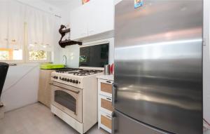 een keuken met een roestvrijstalen koelkast en een fornuis bij Apartment Renko in Omiš