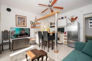 una cucina e un soggiorno con un divano e un tavolo di Apartment Renko a Omiš (Almissa)