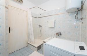 un bagno con doccia, WC e lavandino di Apartment Renko a Omiš (Almissa) Altre 13 foto