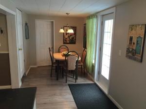 - une salle à manger avec une table et des chaises dans l'établissement La Maison d'Imelda, à Petit-Saguenay