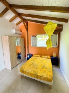 a bedroom with a yellow bed in a room at Bunghello Village Piscine & Spa in Trois-Rivières +6 photos