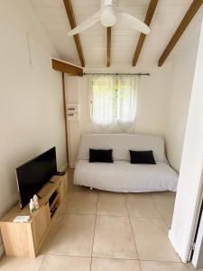 a bedroom with a bed and a flat screen tv at Bunghello Village Piscine & Spa in Trois-Rivières