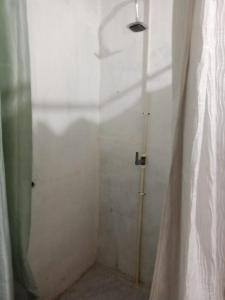 Almiranteemachservices的带淋浴和浴帘的浴室