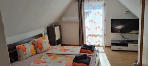 salon z kanapą i telewizorem z płaskim ekranem w obiekcie Sofias Apartment w mieście Bad Goisern