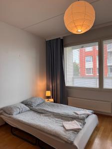 Ένα ή περισσότερα κρεβάτια σε δωμάτιο στο Warm and cozy one-bedroom & Sauna