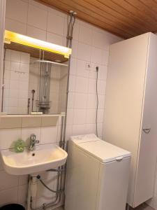 Ένα μπάνιο στο Warm and cozy one-bedroom & Sauna +14 φωτογραφίες