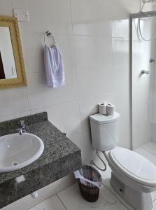 Ein Badezimmer in der Unterkunft Hotel Janaína