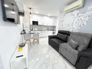 a living room with a couch and a kitchen at Bungaló junto a la piscina #PRP008 StayOrihuela in Torrevieja