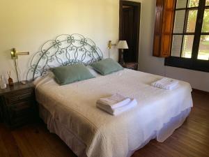 a bedroom with a bed with two towels on it at Villa María, nature and relaxation in Gualeguay