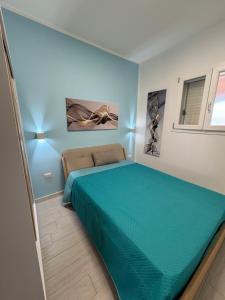 un dormitorio con una cama grande en una habitación en Casa Vacanza Blu, en Campomarino